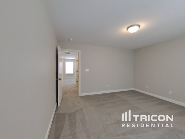Building Photo - 2990 Parkview Dr
