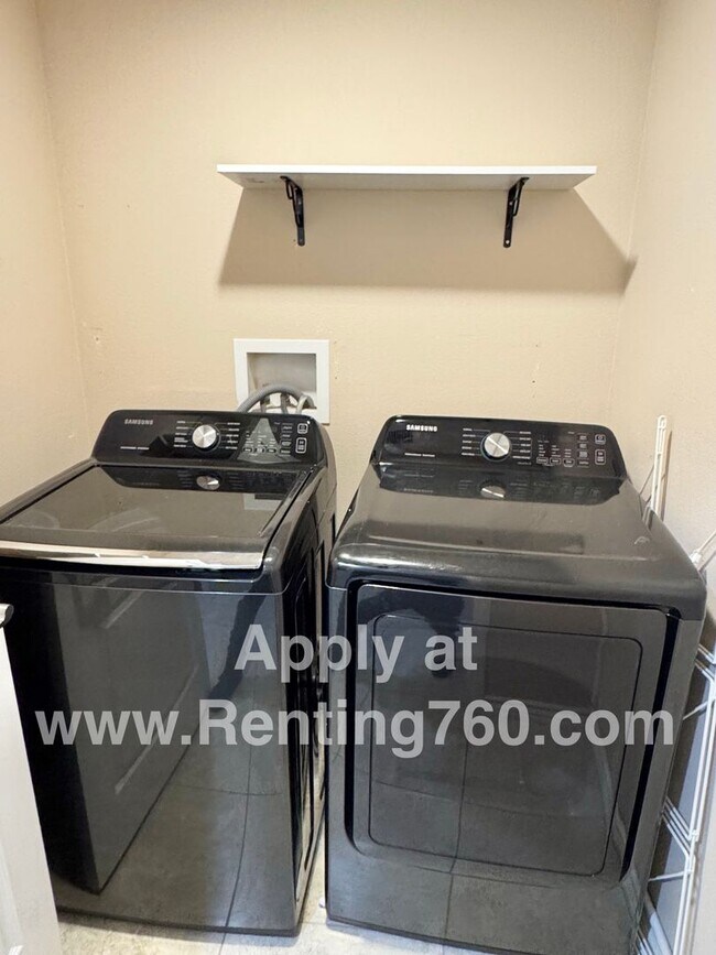 Building Photo - Gorgeous & Spacious 4 Bed Home