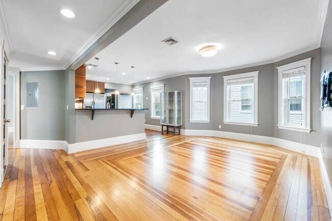 Building Photo - 22 Clarendon Ave