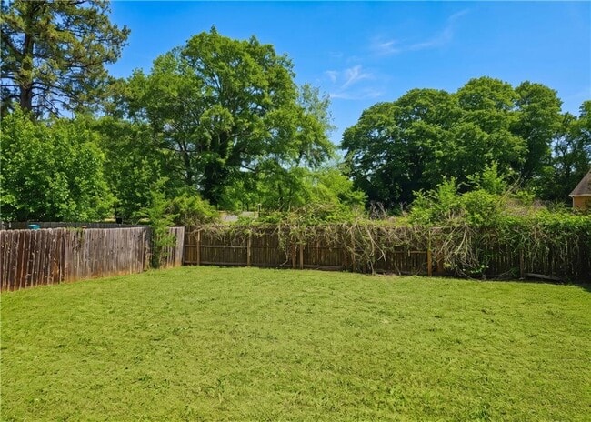 Building Photo - 957 Oak St SW