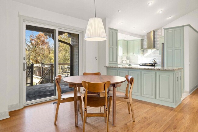 Building Photo - 515 NW D St