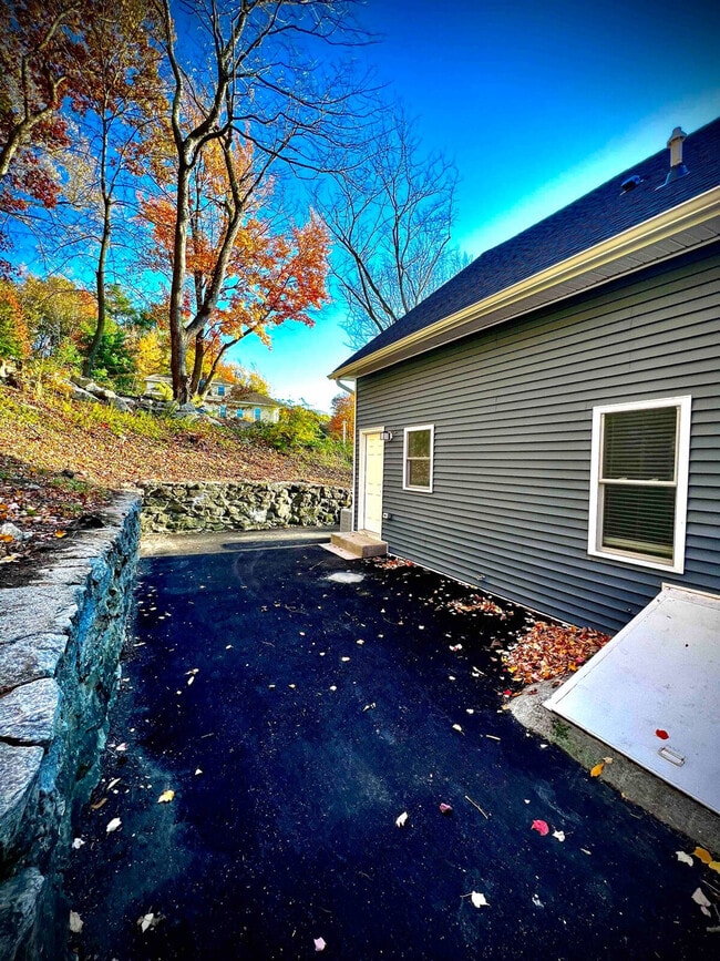 Building Photo - 1594 Main St