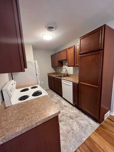 Building Photo - Rosewood Apartments