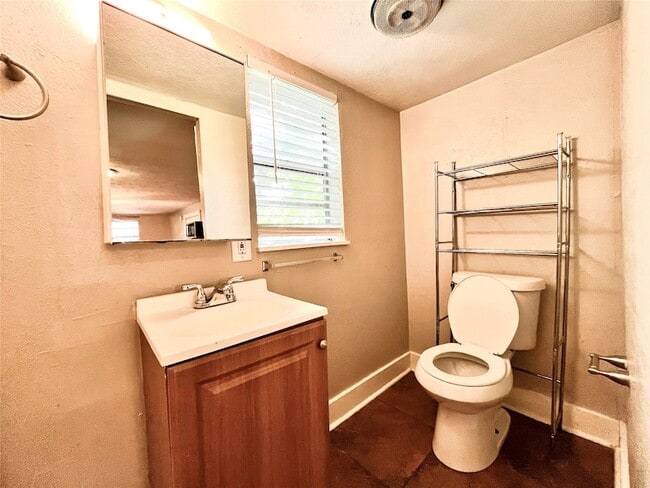 Building Photo - 904 1/2 Denton Street Unit