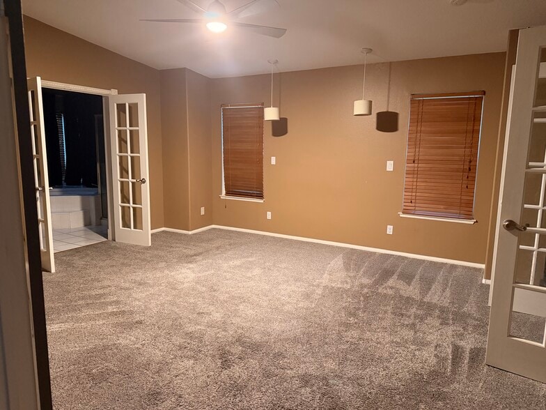 Building Photo - 15550 La Entrada Dr