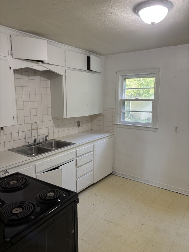 Building Photo - 1827 E McFarland St