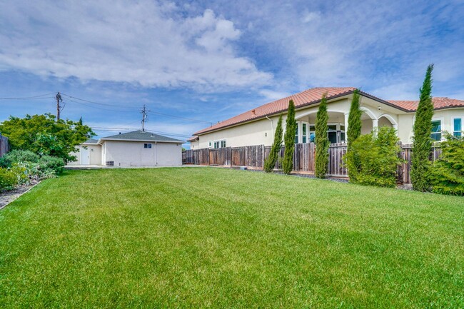 Building Photo - Rare 2 Bed 1 Bath Home with Huge Private Backyard