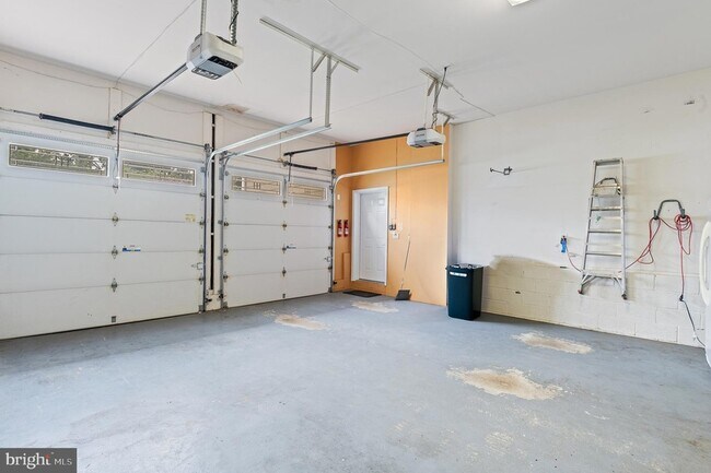 Building Photo - 5905 Lone Oak Dr