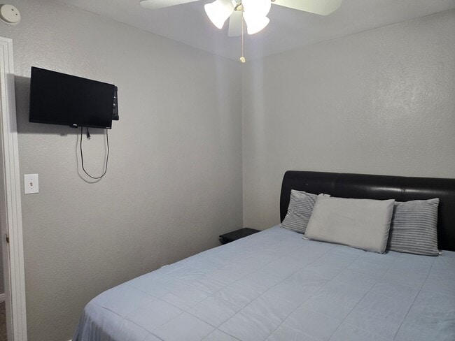 Building Photo - Furnished Three Bedroom Home With Flexible Lease Terms