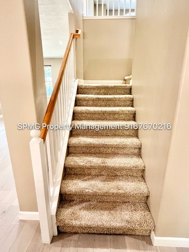 Building Photo - Beautiful 4 Bed / 3 Bath Home in Prime Roseville Location – Across from Park!