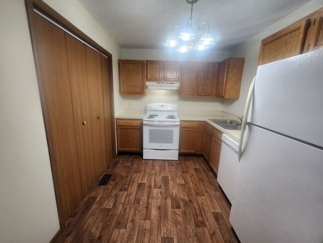 Building Photo - 2 Bedroom Lower Apartment