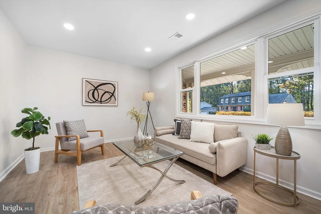 Building Photo - 10116 Dundalk St