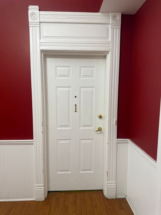 Building Photo - 200 E 9th St