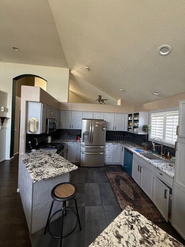 Building Photo - Move in Special- Beautiful Furnished 3 Bedroom/2.5 Bathroom Single Family Home with Flexible Leas...