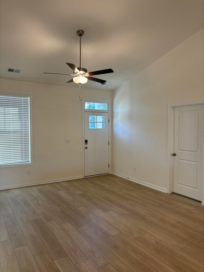 Building Photo - 370 Acorn St