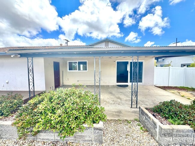 Building Photo - Beautiful 3bd/2ba HOUSE in Clairemont Mesa! 2-car Garage, AC, laundry, patio, VIEWS!
