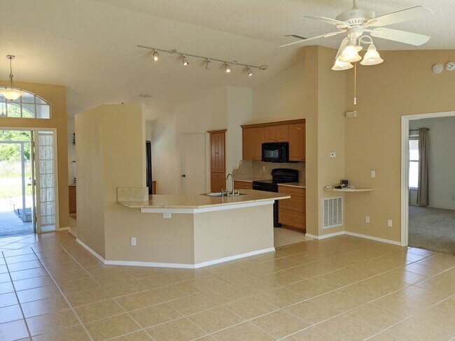 Building Photo - 3/2/2 Home with many upgrades in the 34609...