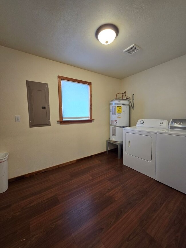 Building Photo - Aberdeen, WA., 3 bedroom, 1 bath home for RENT