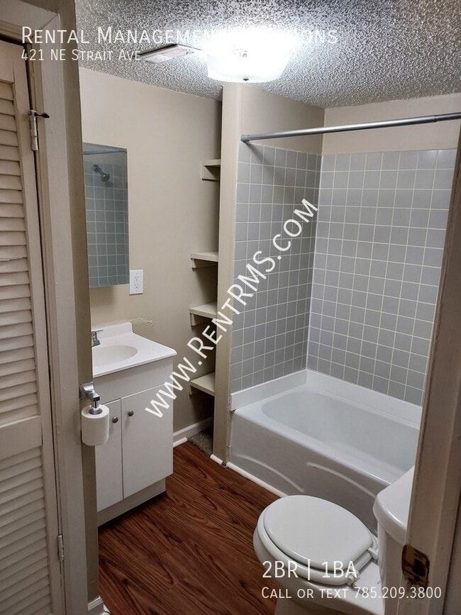 Building Photo - 421 NE Strait Ave