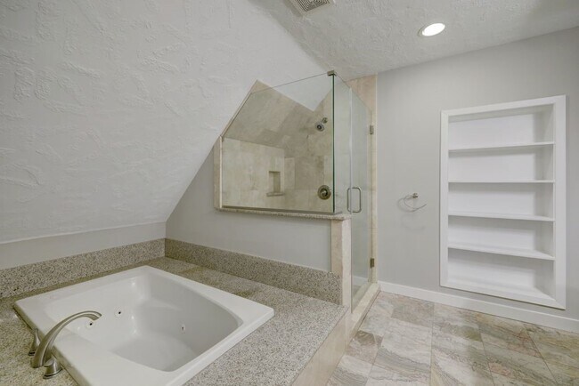 Building Photo - 3605 Plumb St