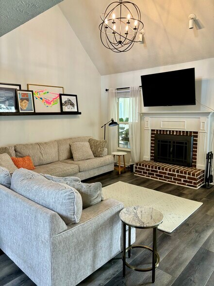 Building Photo - 604 Greenleaf Ave