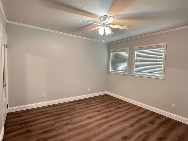 Building Photo - 121 SE Arapahoe Ln