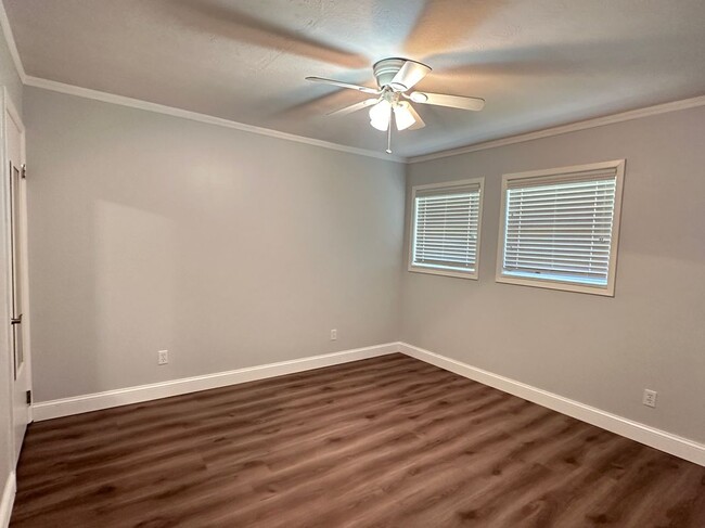 Building Photo - 121 SE Arapahoe Ln