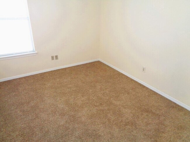 Building Photo - Adorable Single Level Eastside Home With Evaporative Air Located In Quiet Neighborhood