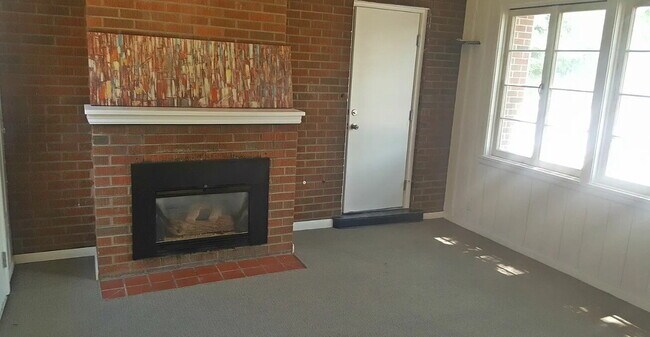 Building Photo - Spacious 5-Bedroom Gem on Locust Street – ...