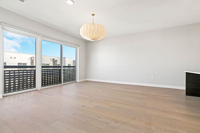 Building Photo - Beautiful 2 Bedroom 2 Bath Condo in the Heart of Rino District!