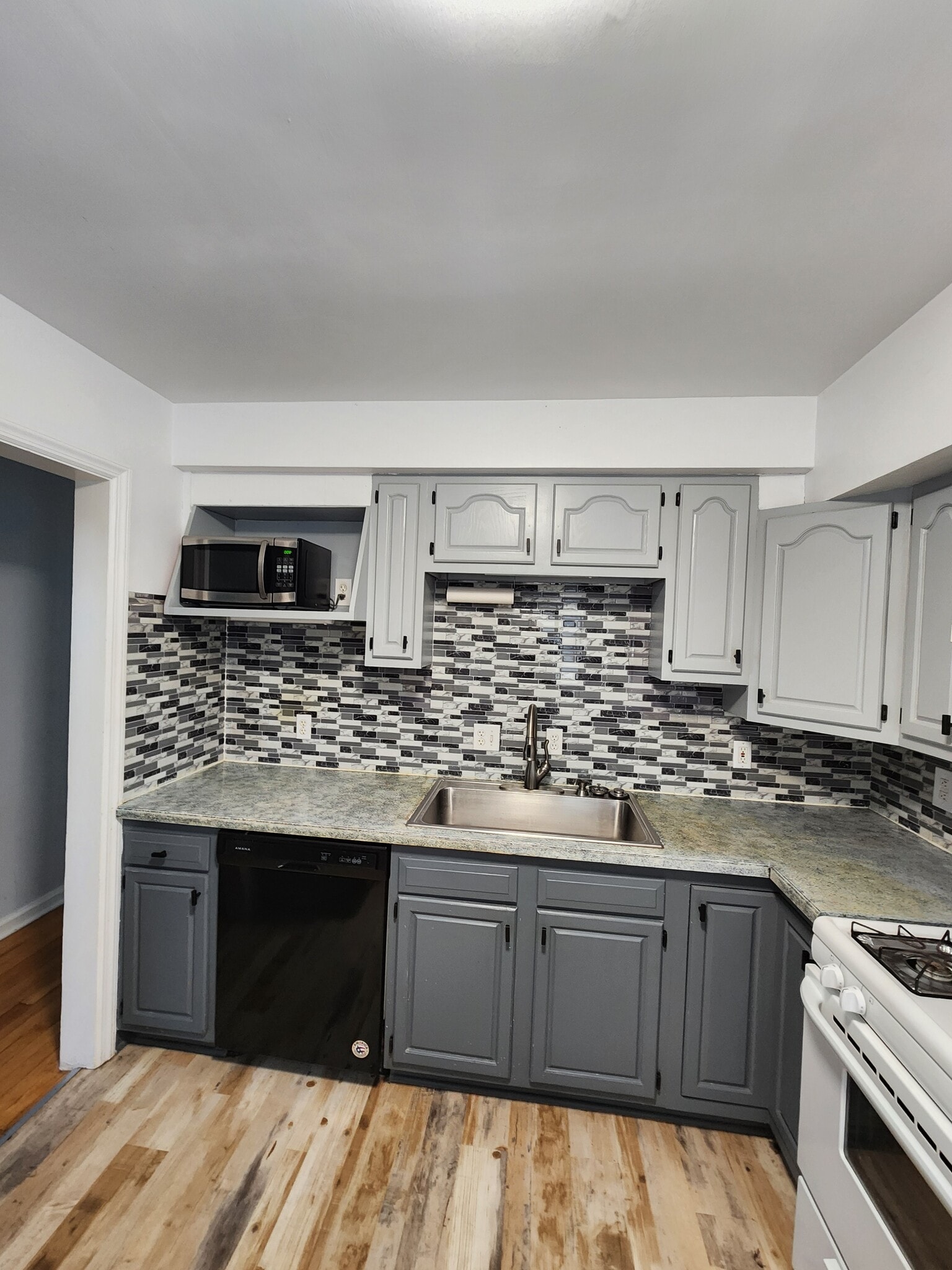 Building Photo - 301 Hastings St