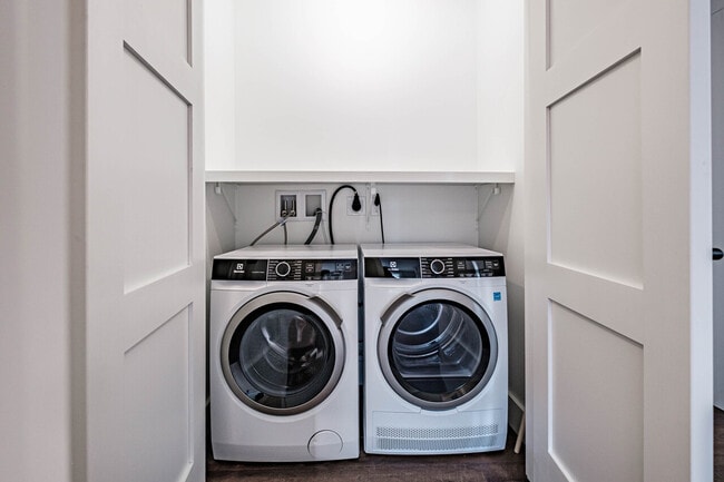 Building Photo - Highland Duplex