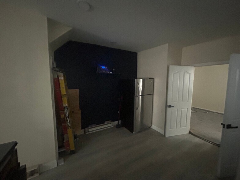 Building Photo - 210 W 5th St