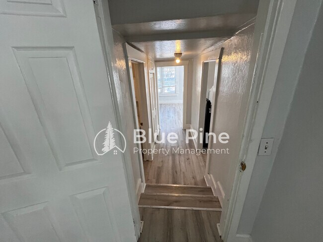 Building Photo - 252 N Shilling Ave