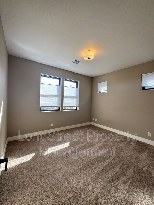 Building Photo - 3445 SW Buckeye Pl