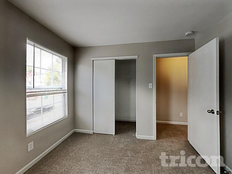 Building Photo - 7242 Fox Point Dr