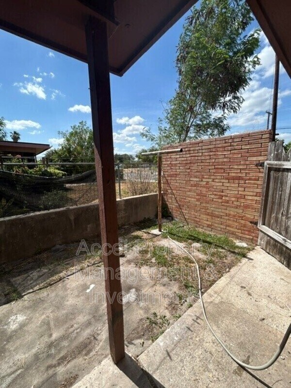 Building Photo - 2409 Gumwood Ave W
