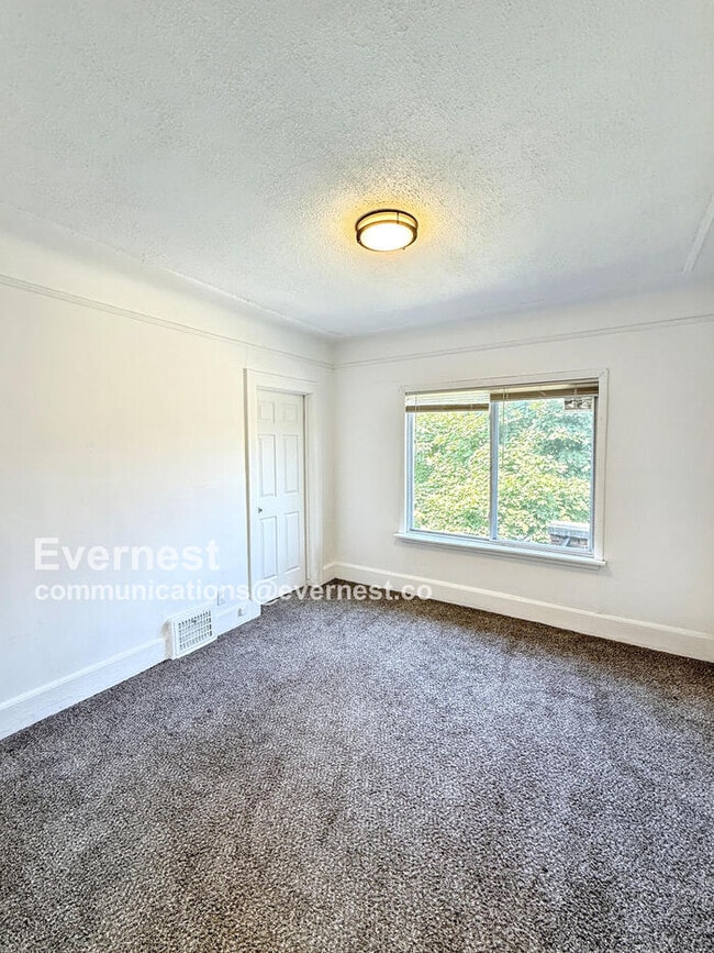 Building Photo - 5261 Lakewood St