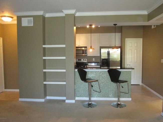 Building Photo - Cute 2 bedroom / 2 bath unit in beautiful ...