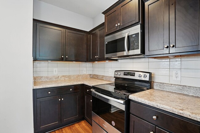 Building Photo - AVAILABLE-GREAT HOME IN THE HEART OF RALEI...