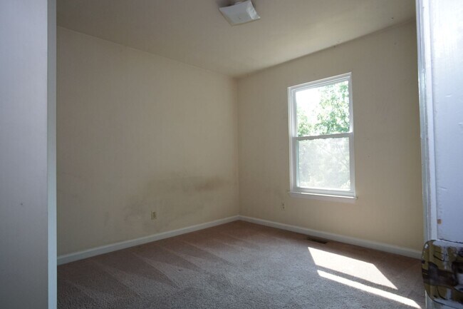 Building Photo - 4 Bed/2 1/2 Bath Bus Line Reserved Parking