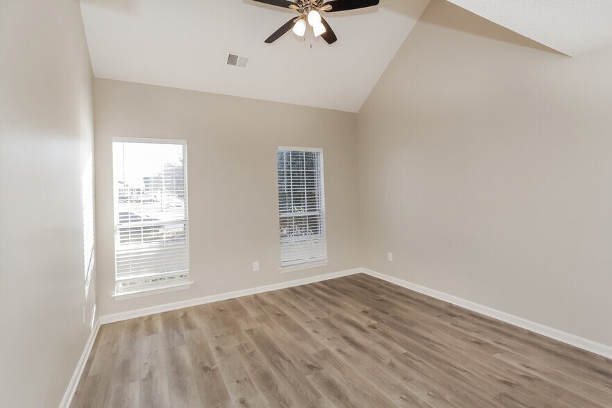 Building Photo - 5013 Farmview Dr