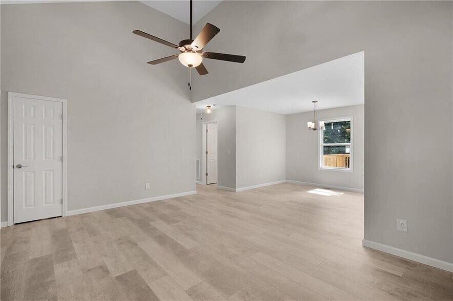 Building Photo - 135 Holly Creek Dr