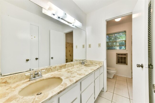 Building Photo - 3405 E Circle Dr