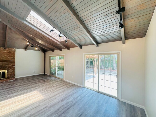 Building Photo - 5831 Scripps St