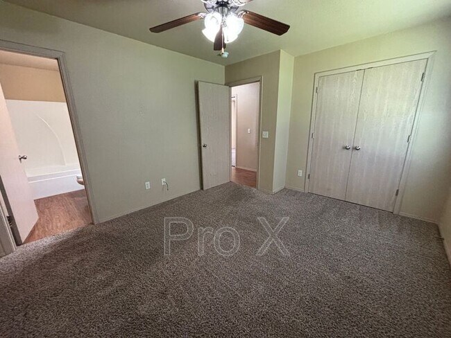 Building Photo - 3304 SW Victoria Pl