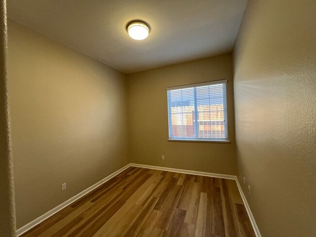 Building Photo - 4-bedroom single story located in Sylvan S...