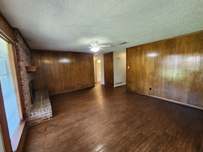 Building Photo - Classic 3 bedroom in Haltom City