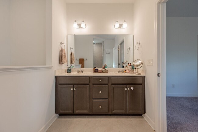 Building Photo - Modern Home with Open Floor Plan in Blacksburg