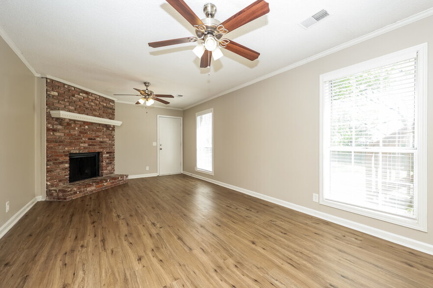 Building Photo - 3205 Country Lawn Dr